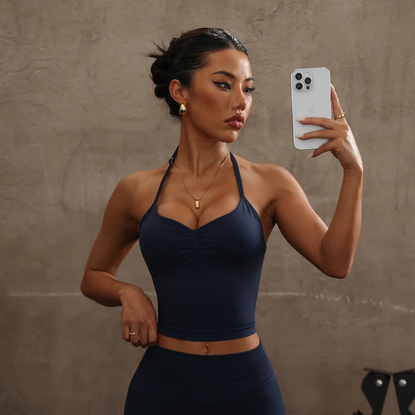 Seamless Halter Neck Sports Bra Women Ruched V Neck Yoga Crop Top Padded Gym Workout Tank Top Sexy Backless Fitness Activewear