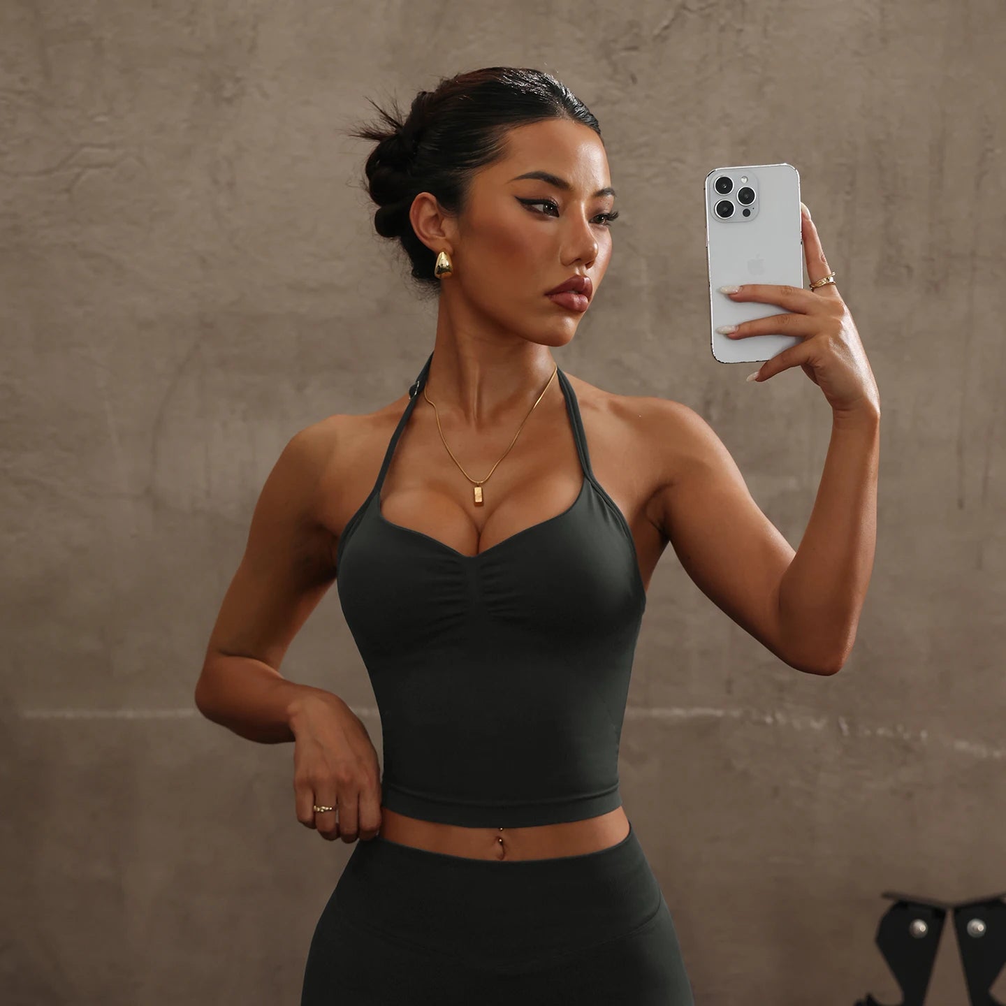 Seamless Halter Neck Sports Bra Women Ruched V Neck Yoga Crop Top Padded Gym Workout Tank Top Sexy Backless Fitness Activewear
